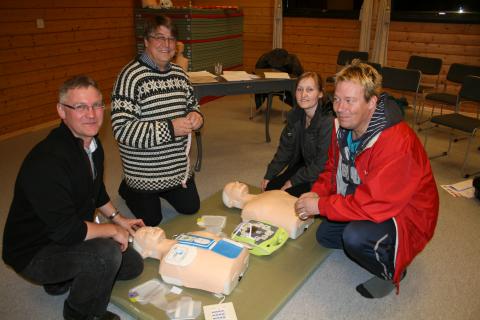 Geir, Ketil, Hanne og Roger med den nye hjertestarteren