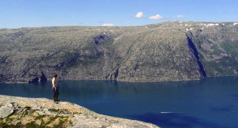 På Veten.Raubergkråga er rett over fjorden